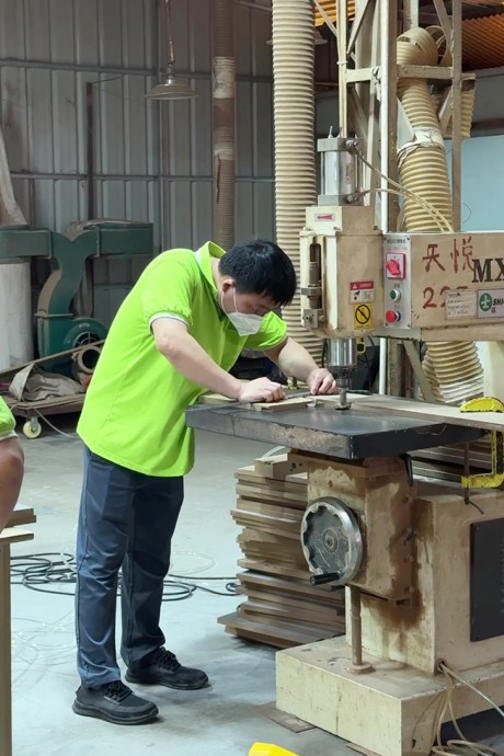 Cutting right angles on the edges of furniture panels