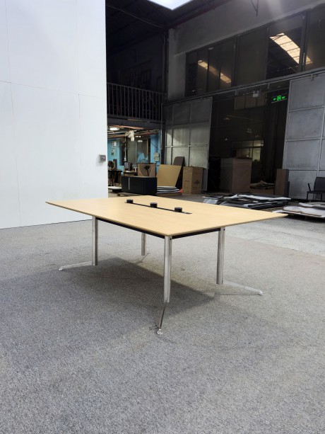 极简不锈钢脚会议台